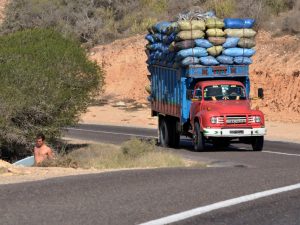 Schwer beladener LKW in Marokko
