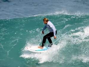 Surfer an der Westküste der Algarve