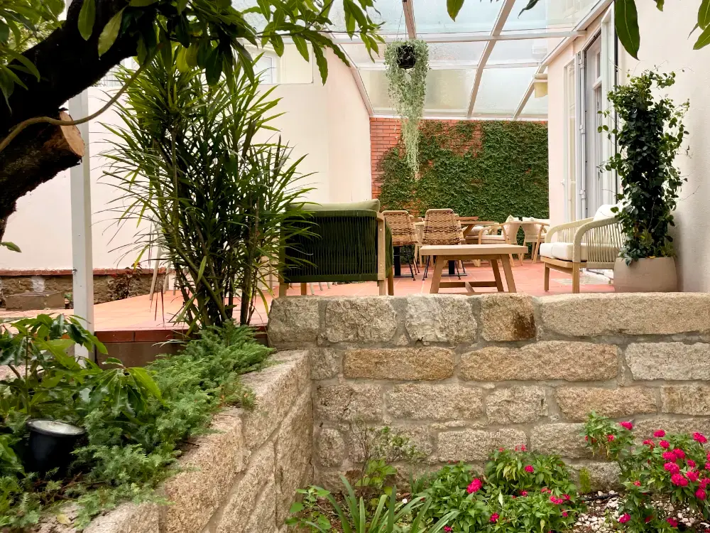 Terasse der Porto Surf Lodge