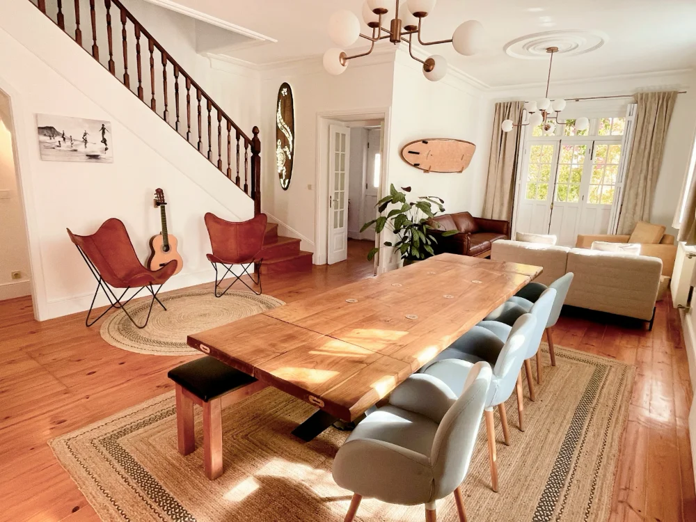 Die Lounge der Porto Surf Lodge